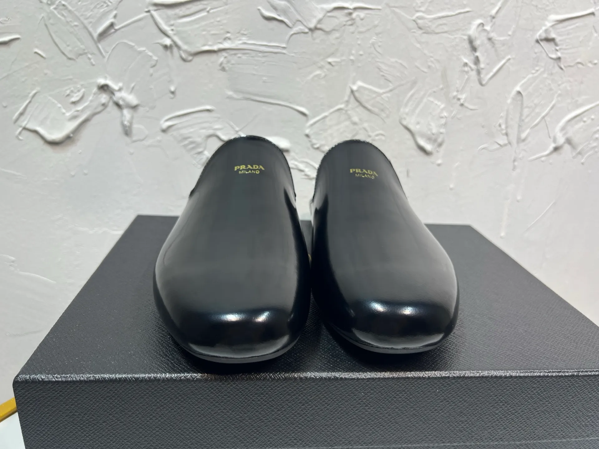 P700 prada derby2025 spring and autumn latest Prada retro men's bright leather slippers, Shuffle toe hollow mule shoes, imported open edge beads, lining and foot pads in cowhide, light rubber sole, sole thickness 10 mm, black and brown 2-color original packaging Code number: 39-46